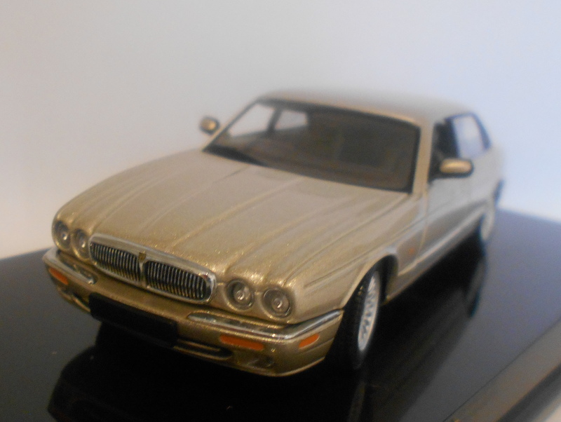 AutoArt 1/43 Scale Diecast AA53573 JAGUAR XJ8 GOLD