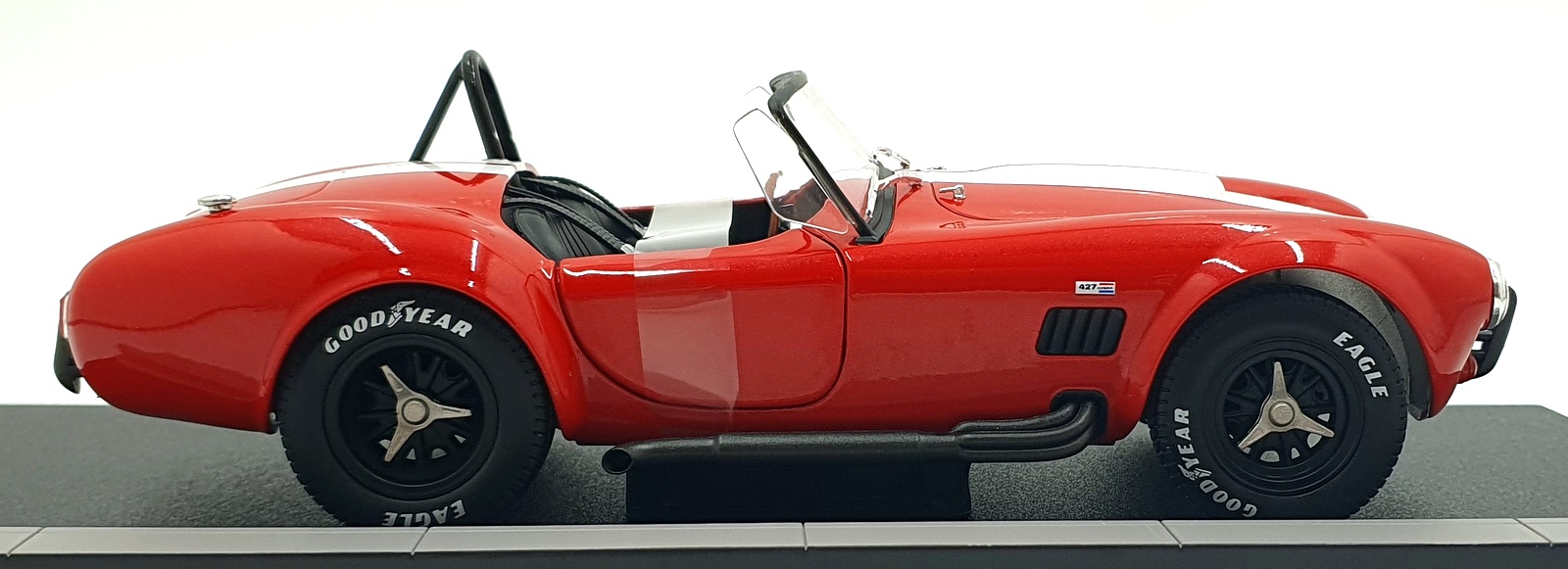 Solido 1/18 Scale Diecast S1804911 - 1965 Shelby Cobra 427 MKII - Red