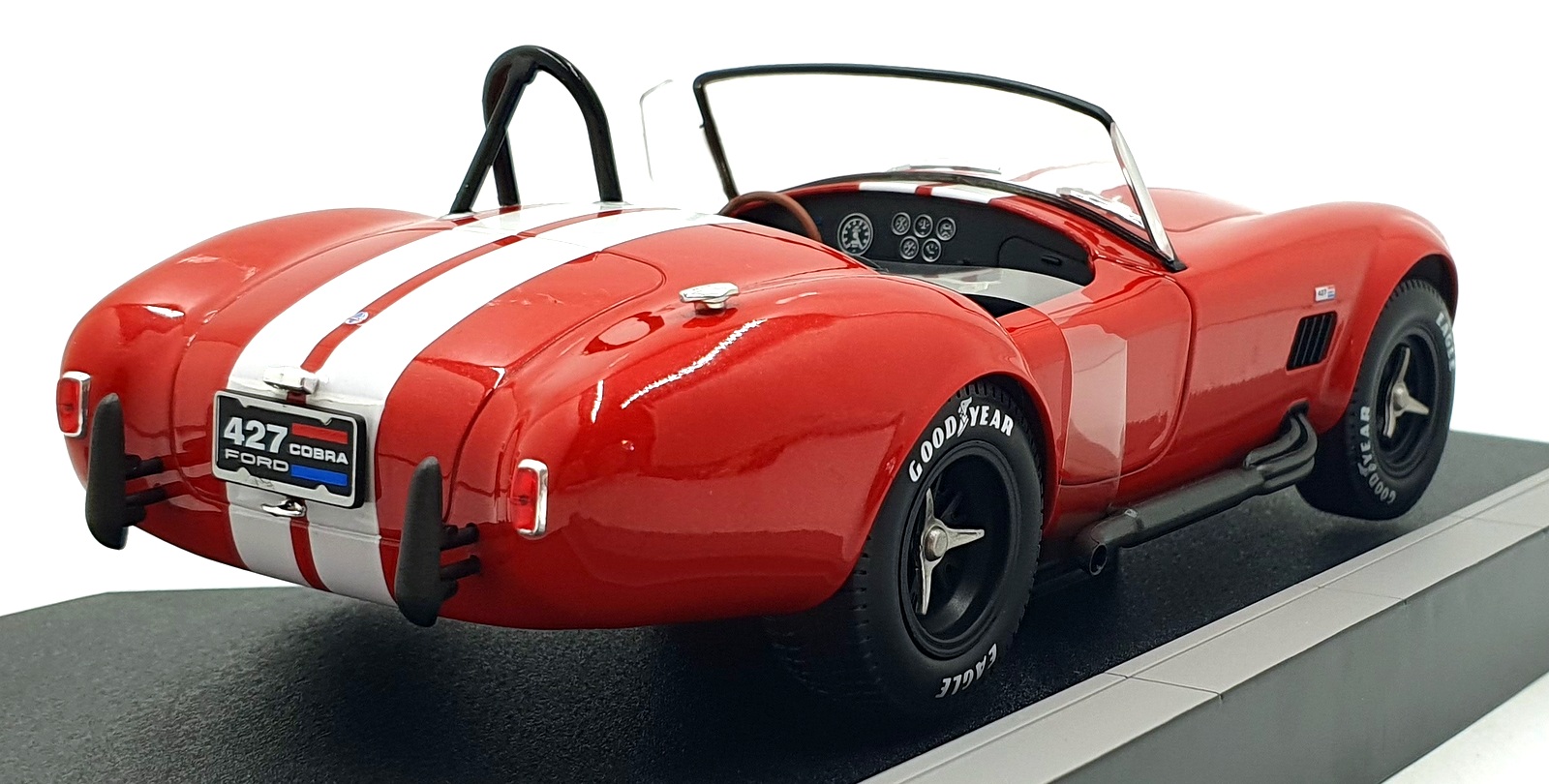 Solido 1/18 Scale Diecast S1804911 - 1965 Shelby Cobra 427 MKII - Red