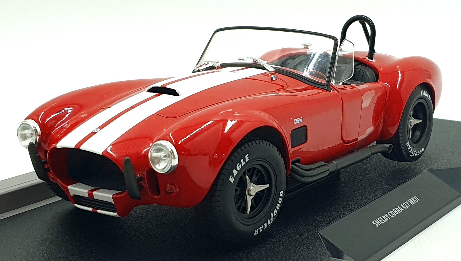 Solido 1/18 Scale Diecast S1804911 - 1965 Shelby Cobra 427 MKII - Red