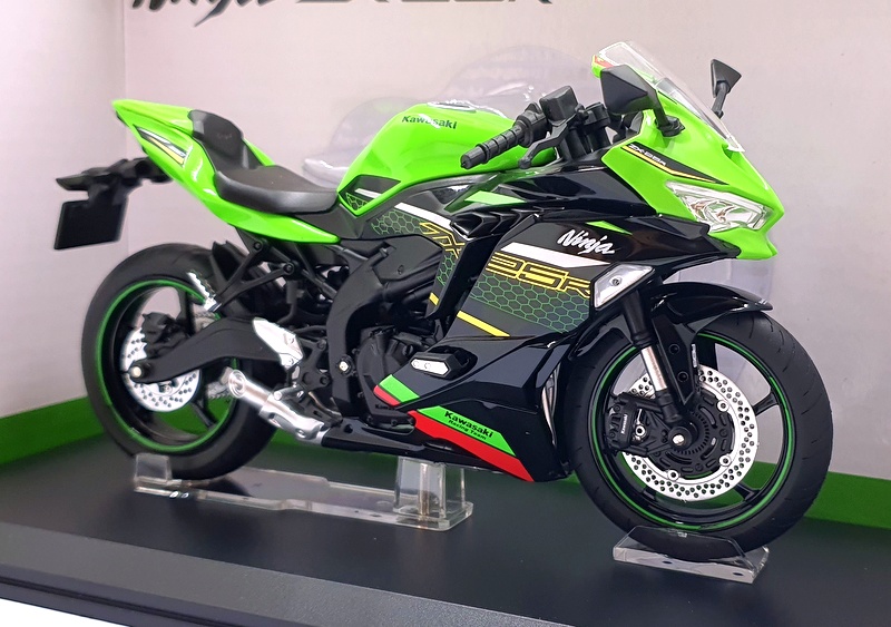 Aoshima 1/12 Scale 109694-3700 - Kawasaki Ninja ZX-25R Motorcycle
