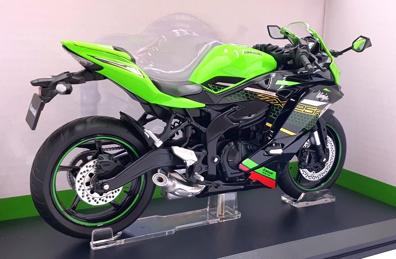 Aoshima 1/12 Scale 109694-3700 - Kawasaki Ninja ZX-25R Motorcycle