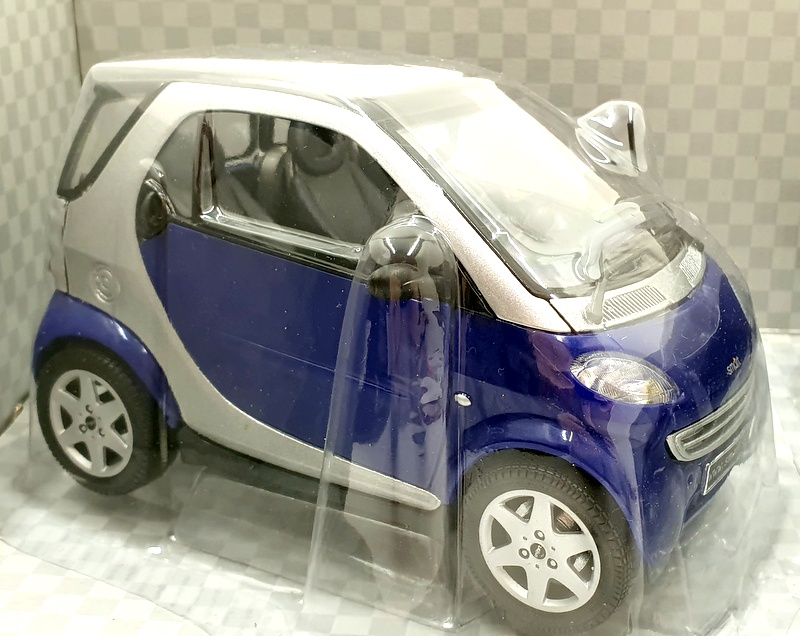 Maisto 1/18 Scale Diecast 31852 - Smart Fortwo Coupe - Blue With Additonal Cover