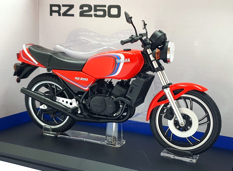 Aoshima 1/12 Scale 110430-3700 - Yamaha RZ 250 Motorcycle - Red Aoshima 1/12 Scale 110430-3700 - Yamaha RZ 250 Motorcycle - Red