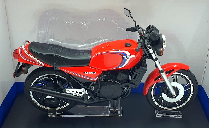 Aoshima 1/12 Scale 110430-3700 - Yamaha RZ 250 Motorcycle - Red Aoshima 1/12 Scale 110430-3700 - Yamaha RZ 250 Motorcycle - Red