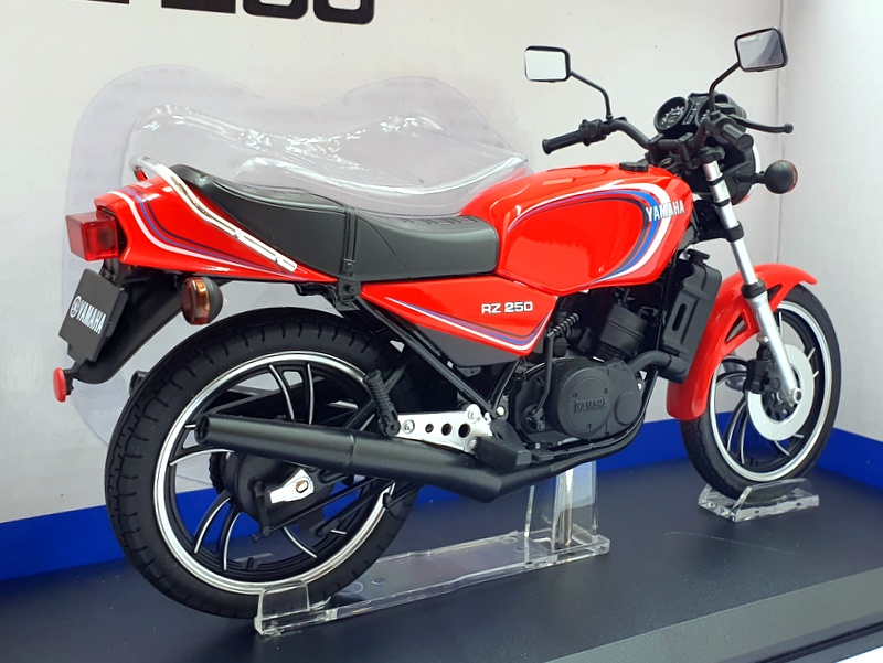 Aoshima 1/12 Scale 110430-3700 - Yamaha RZ 250 Motorcycle - Red Aoshima 1/12 Scale 110430-3700 - Yamaha RZ 250 Motorcycle - Red
