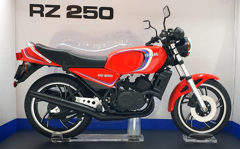 Aoshima 1/12 Scale 110430-3700 - Yamaha RZ 250 Motorcycle - Red Aoshima 1/12 Scale 110430-3700 - Yamaha RZ 250 Motorcycle - Red