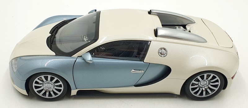 Minichamps 1/18 Scale 519 101100 - Bugatti Veyron Top Gear - White/Blue Minichamps 1/18 Scale 519 101100 - Bugatti Veyron Top Gear - White/Blue