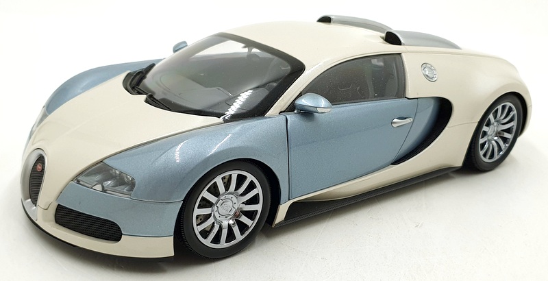 Minichamps 1/18 Scale 519 101100 - Bugatti Veyron Top Gear - White/Blue Minichamps 1/18 Scale 519 101100 - Bugatti Veyron Top Gear - White/Blue
