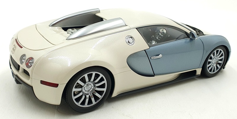Minichamps 1/18 Scale 519 101100 - Bugatti Veyron Top Gear - White/Blue Minichamps 1/18 Scale 519 101100 - Bugatti Veyron Top Gear - White/Blue
