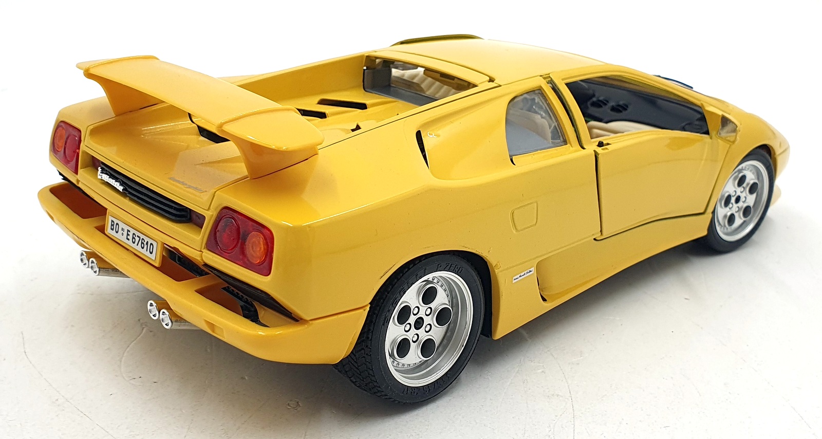 Burago 1/18 Scale Diecast 3041 - Lamborghini Diablo 1990 - Yellow
