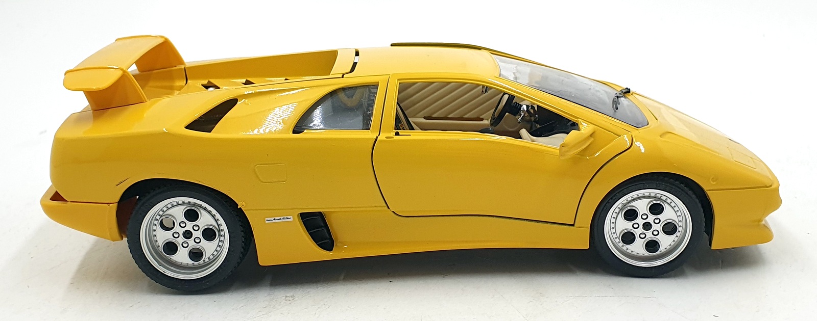 Burago 1/18 Scale Diecast 3041 - Lamborghini Diablo 1990 - Yellow