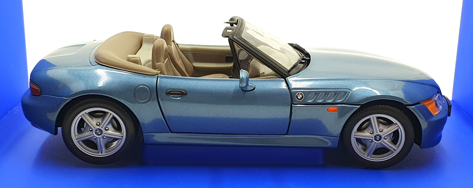 UT Models 1/18 Scale Diecast 180 024336 - BMW Z3 007 Goldeneye - Blue