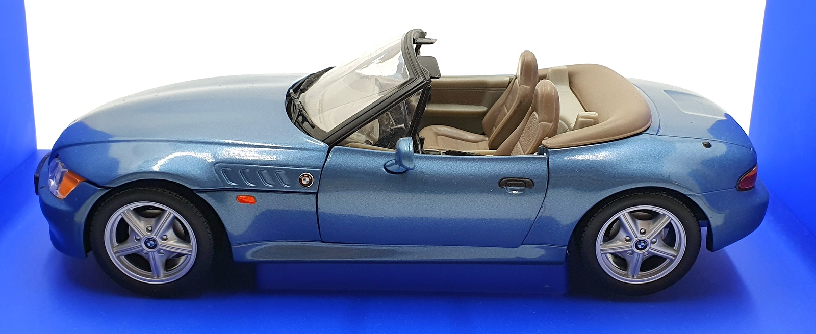 UT Models 1/18 Scale Diecast 180 024336 - BMW Z3 007 Goldeneye - Blue