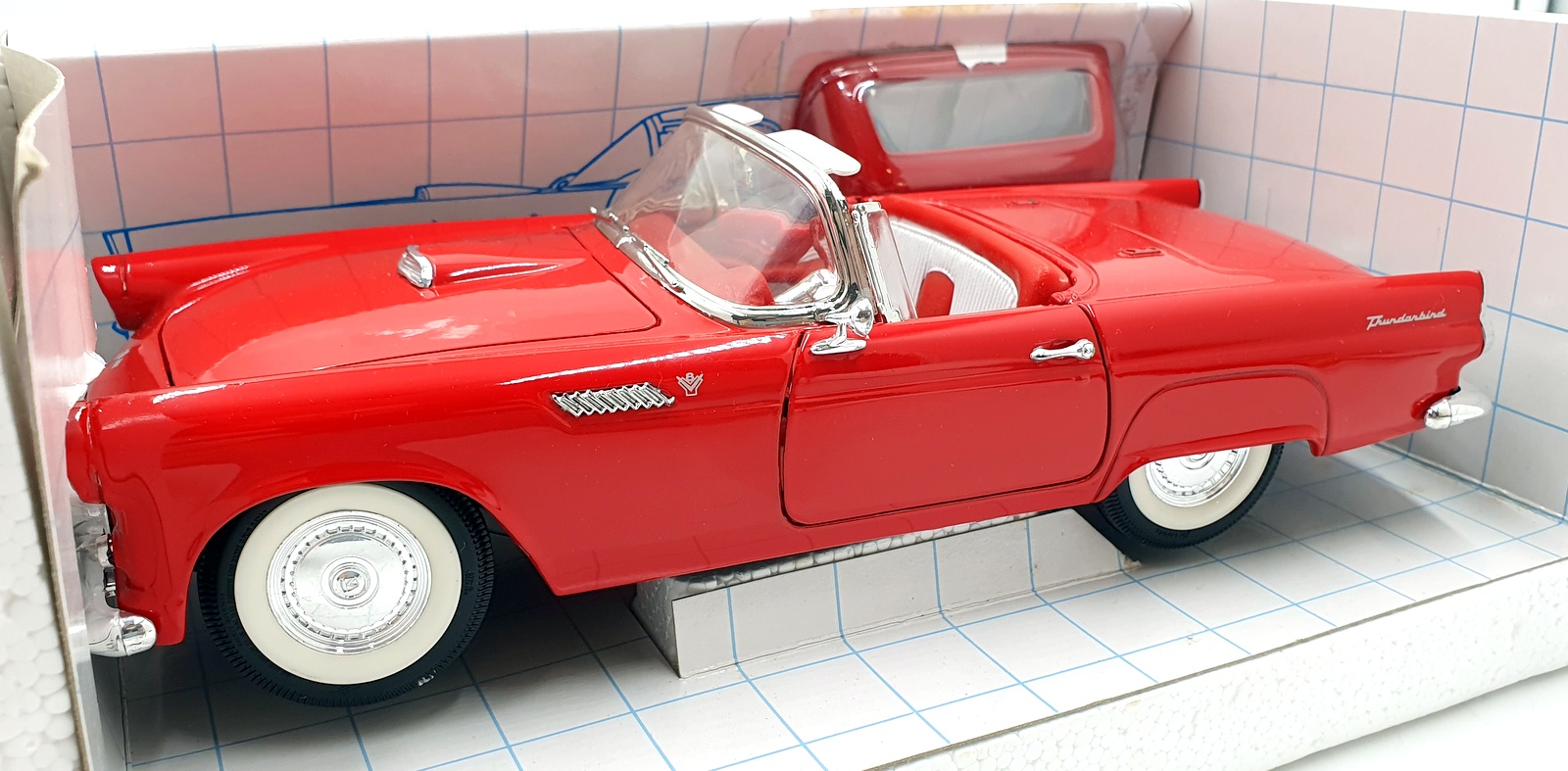 Revell 1/18 Scale Diecast 8650 - 1955 Ford thunderbird - Red