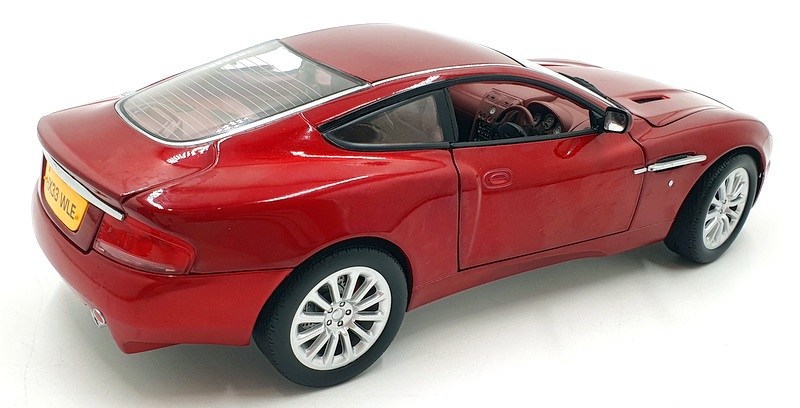 AUTOart Aston Martin Vanquish 赤 1/18 2005 Aston Martin V12 Vanquish 1:18-Scale Diecast Car With A