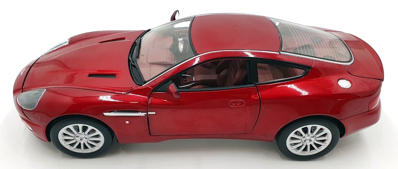 AUTOart Aston Martin Vanquish 赤 1/18 2005 Aston Martin V12 Vanquish 1:18-Scale Diecast Car With A