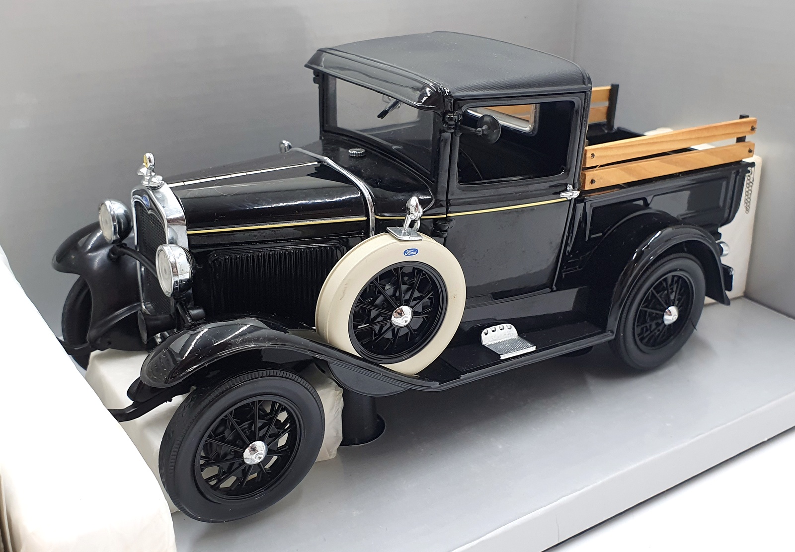 Motor City 1/18 Scale Diecast 11006 - 1931 Ford Model A Pick Up