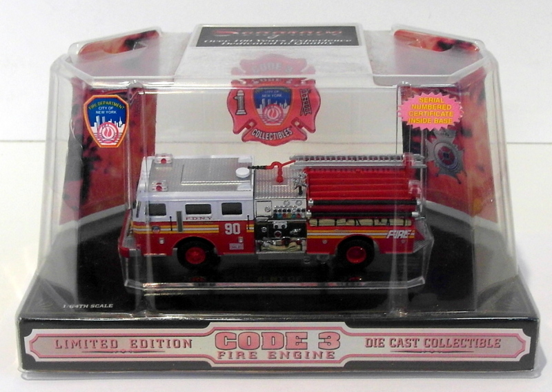 自動車 Code3 Diecast Fire Engine 2000 Christmas Got the fire truck on the right today! It's a code 3 2000 Ferrara