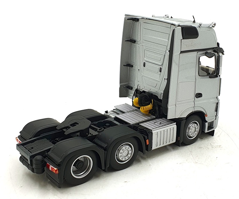 Marge Models 1/32 Scale 1912-03 Mercedes Benz Actros Gigaspace 6x2 Truck Silver