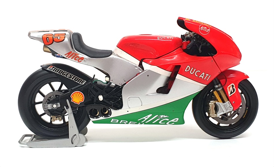 Minichamps 1/12 Scale 122 060065 - Ducati Desmosedici L. Capirossi MotoGP 2006