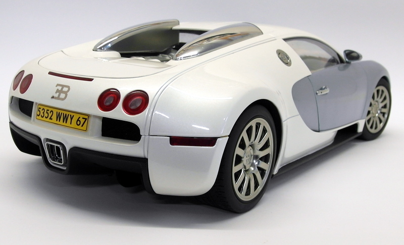 Autoart 1/12 Scale 12533 Bugatti EB 16.4 Veyron Production Car Pearl Ice Blue