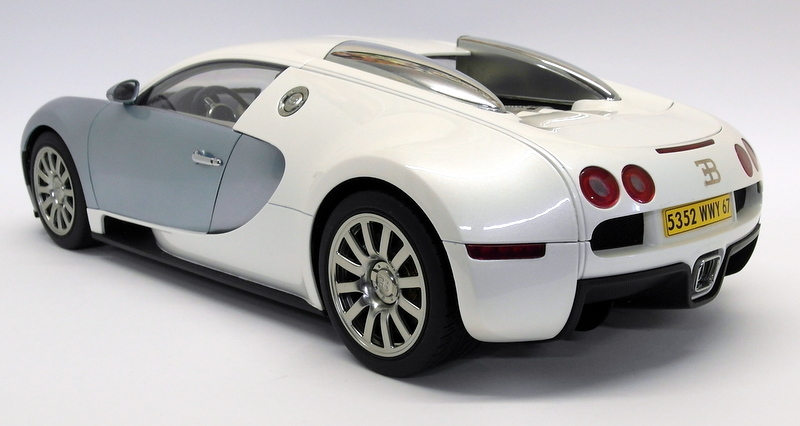 Autoart 1/12 Scale 12533 Bugatti EB 16.4 Veyron Production Car Pearl Ice Blue