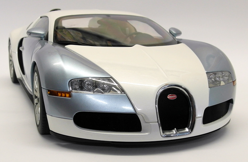 Autoart 1/12 Scale 12533 Bugatti EB 16.4 Veyron Production Car Pearl Ice Blue