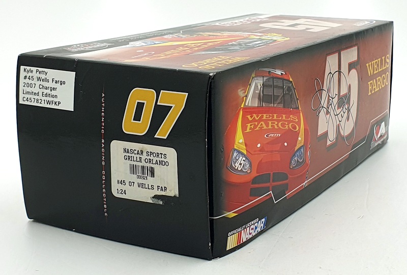 Motorsports Authentics 1/24 Scale C457821WFKP 2007 Dodge Charger Wells Fargo #45