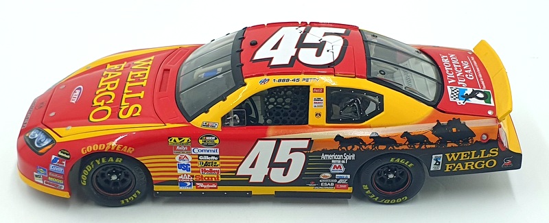 Motorsports Authentics 1/24 Scale C457821WFKP 2007 Dodge Charger Wells Fargo #45