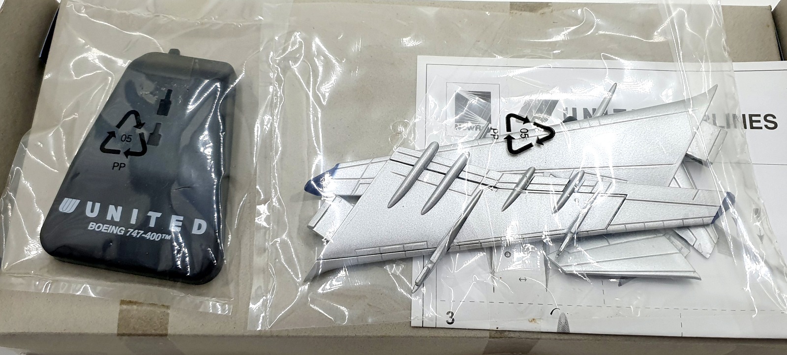 New Ray 1/200 Scale 203657 - Boeing 747-400 United Airlines - Grey/Blue