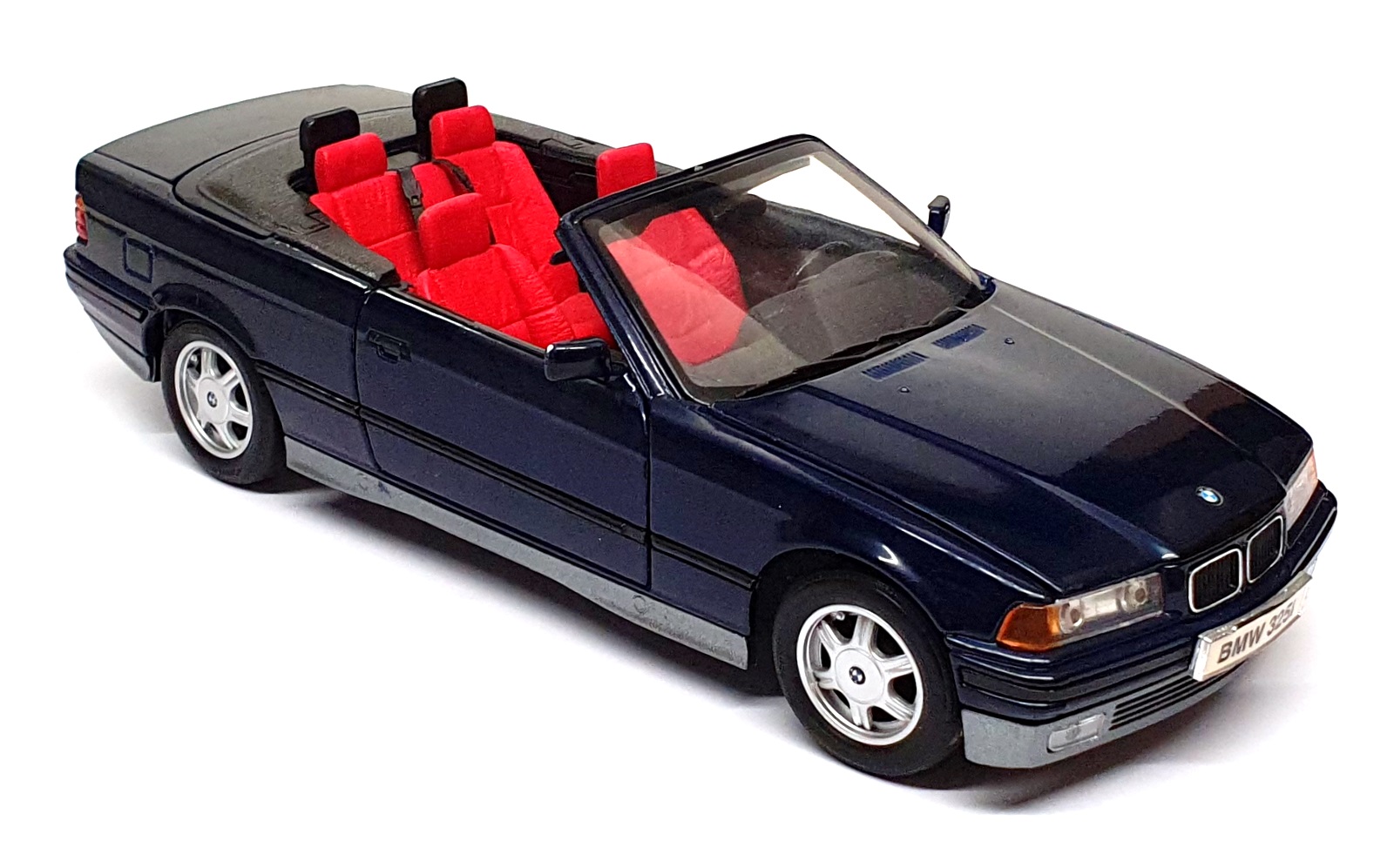 Maisto 1/18 Scale Diecast 26725E - 1993 BMW 325i Convertible - Dk