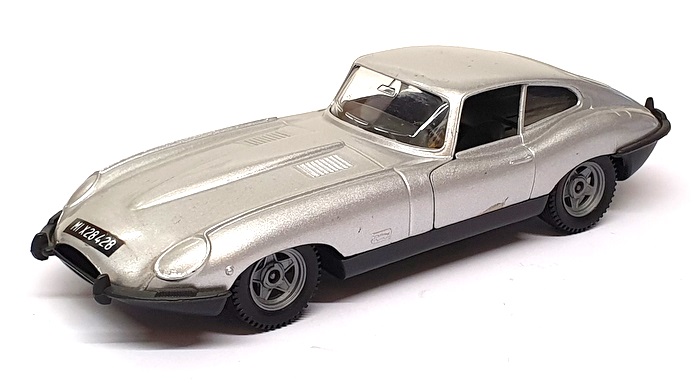 Polistil 1/25 Scale SN02 - Jaguar XK-E 4.2L Race Car With Decal Sheet - Silver Polistil 1/25 Scale SN02 - Jaguar XK-E 4.2L Race Car With Decal Sheet - Silver