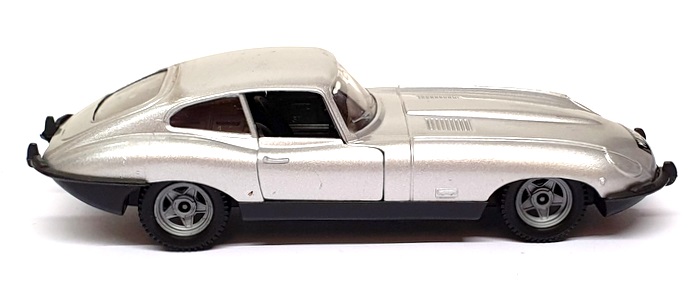 Polistil 1/25 Scale SN02 - Jaguar XK-E 4.2L Race Car With Decal Sheet - Silver Polistil 1/25 Scale SN02 - Jaguar XK-E 4.2L Race Car With Decal Sheet - Silver