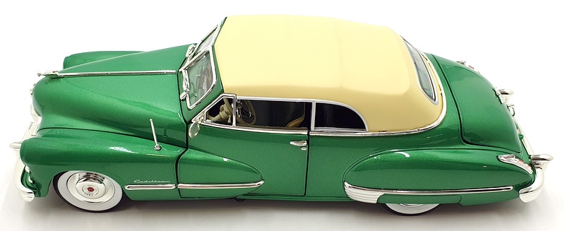 Auto World 1/18 Scale AW315/06 - 1947 Cadillac Series 62 Soft Top - Green