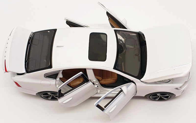 Tayumo 1/32 Scale Pull Back & Go 32100011 - Volvo S90 - White Pearl