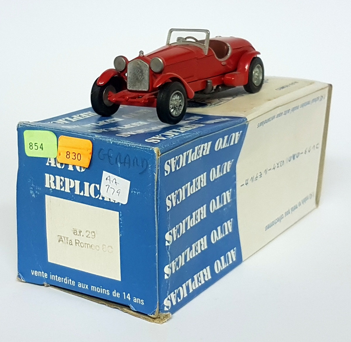 Diecast model cars Alfa Romeo 8C 1/43 M4 Spyder white Just Married avec 2 Figuren
