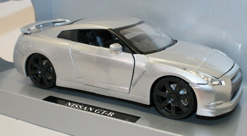 O NewRay 1/24 Scale Metal Model Car 71933 - Nissan GT-R - Metallic