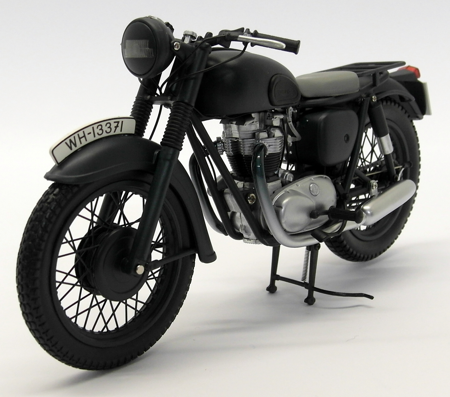 Minichamps 1/12 Scale Diecast 122 133500 Triumph TR6 Steve McQueen