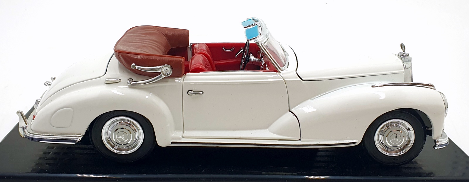 Maisto 1/18 Scale Diecast 31806 - Mercedes Benz 300S 1955 - White