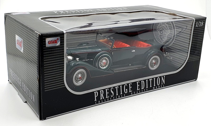 1934 Packard V12 Victoria 1:18-Scale Diecast Car Featuring A Green And