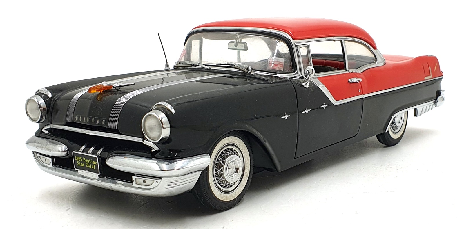 Sun Star 1/18 Scale 5042 - 1955 Pontiac Star Chief - Bolero Red