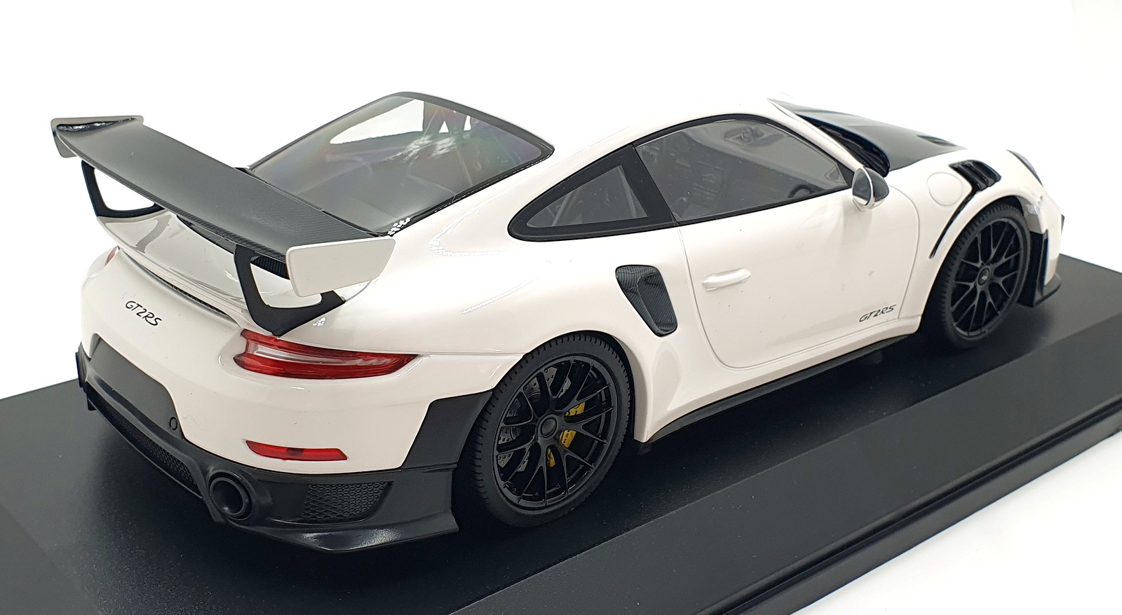 Minichamps 1/18 Scale 155 068310 - Porsche 911 GT2 RS 2018 White
