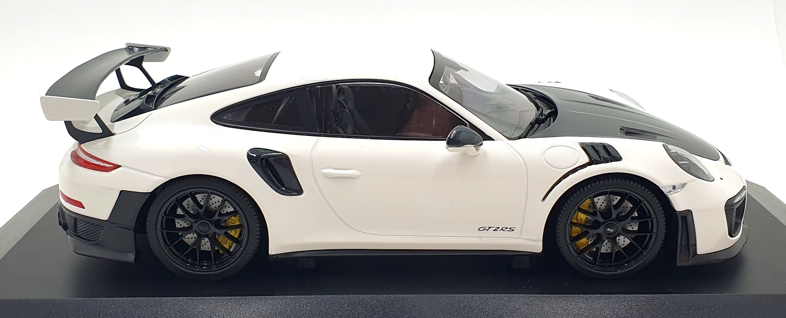 Minichamps 1/18 Scale 155 068310 - Porsche 911 GT2 RS 2018 White