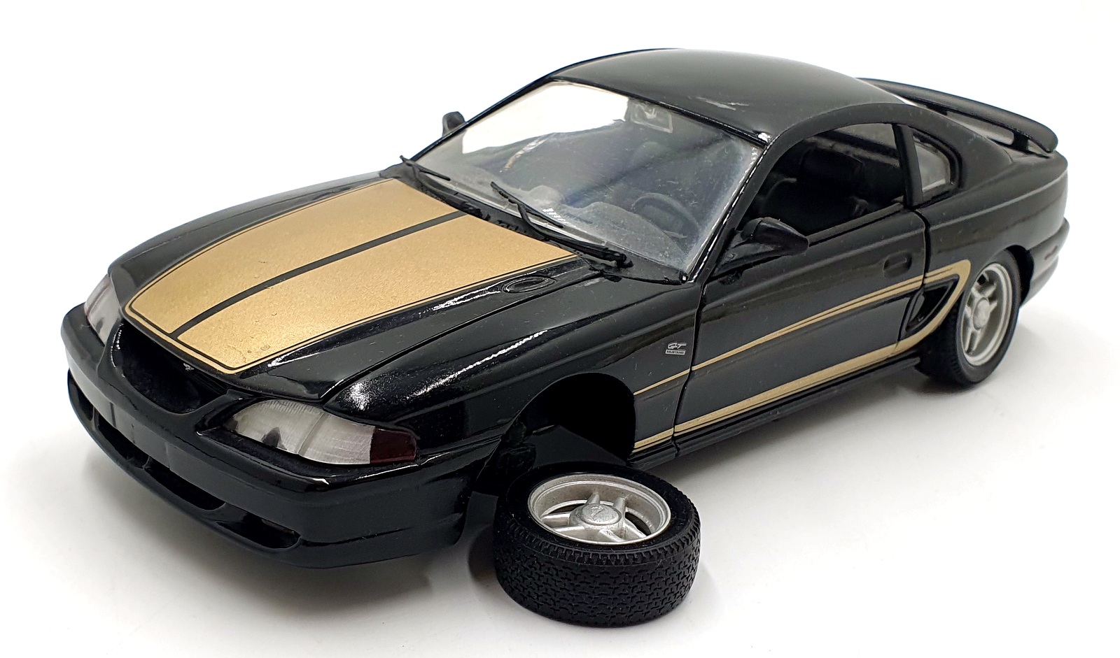 Universal Hobbies 1/18 Scale Diecast 16126L - 1994 Ford Mustang