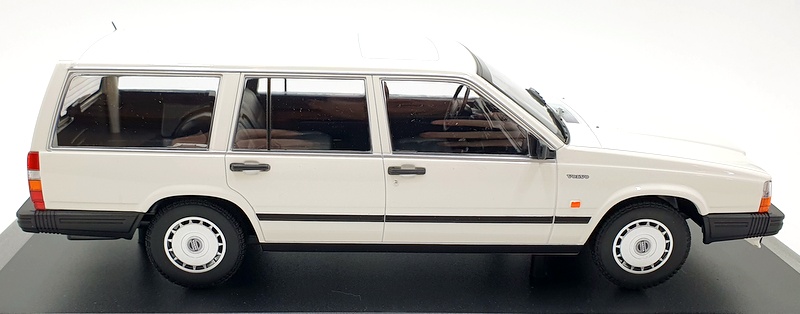 Minichamps 1/18 Scale 155 171772 Volvo 740 GL Break 1986 - White