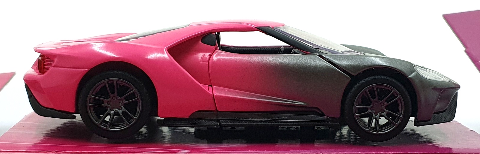 Jada Toys 1/32 Scale 34851 - 2017 Ford GT - Silver/Pink Jada Toys 1/32 Scale 34851 - 2017 Ford GT - Silver/Pink