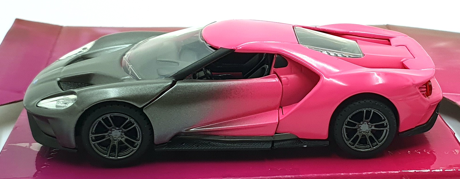 Jada Toys 1/32 Scale 34851 - 2017 Ford GT - Silver/Pink Jada Toys 1/32 Scale 34851 - 2017 Ford GT - Silver/Pink