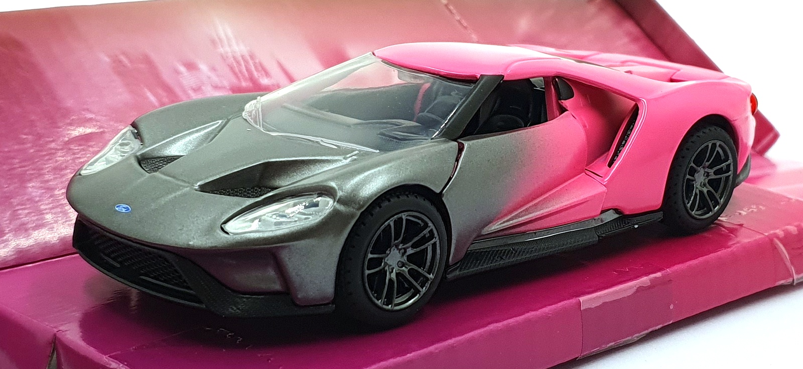 Jada Toys 1/32 Scale 34851 - 2017 Ford GT - Silver/Pink Jada Toys 1/32 Scale 34851 - 2017 Ford GT - Silver/Pink