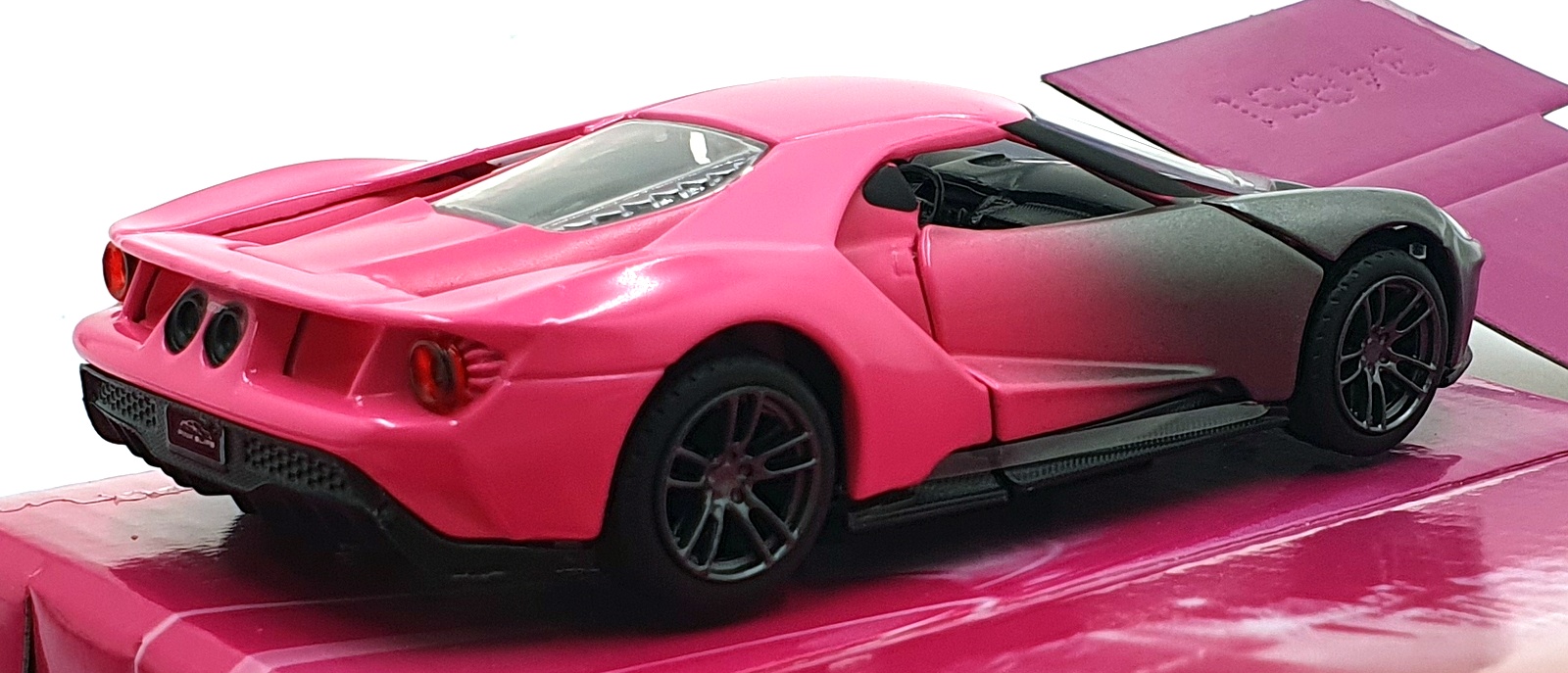 Jada Toys 1/32 Scale 34851 - 2017 Ford GT - Silver/Pink Jada Toys 1/32 Scale 34851 - 2017 Ford GT - Silver/Pink